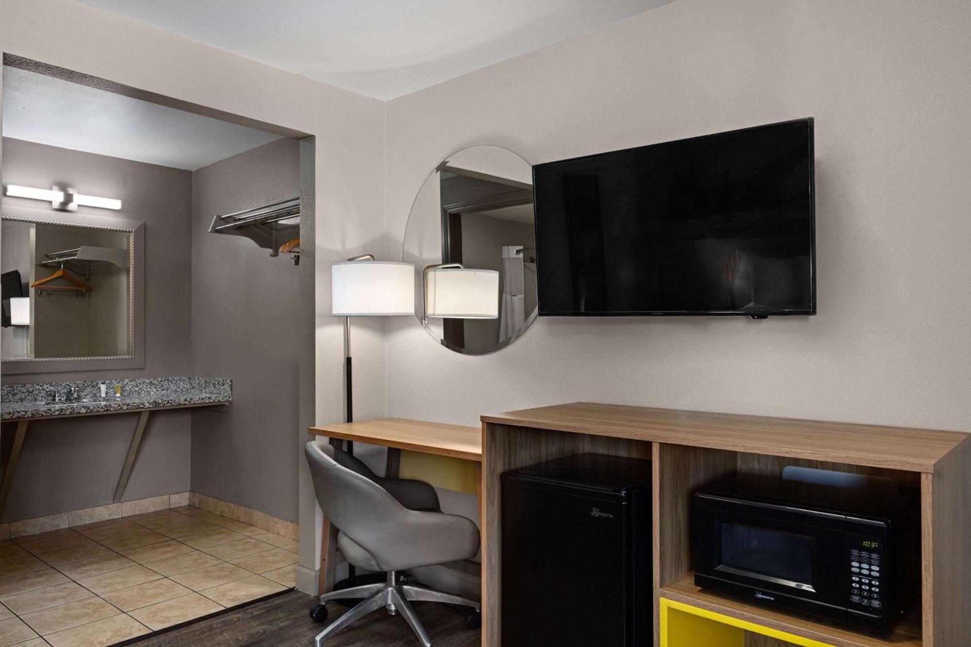 Days Inn By Wyndham Lakewood South Tacoma Екстер'єр фото