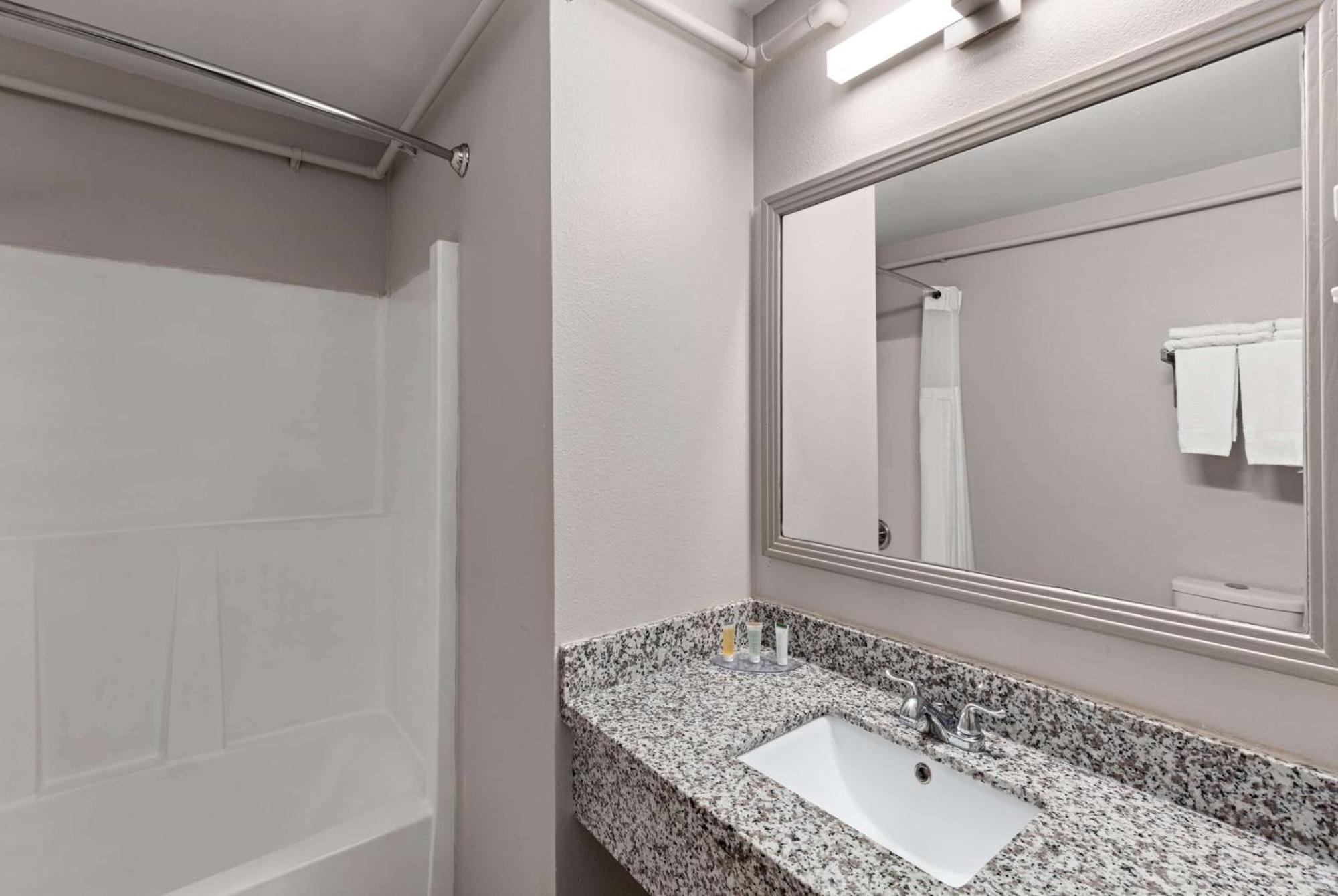 Days Inn By Wyndham Lakewood South Tacoma Екстер'єр фото