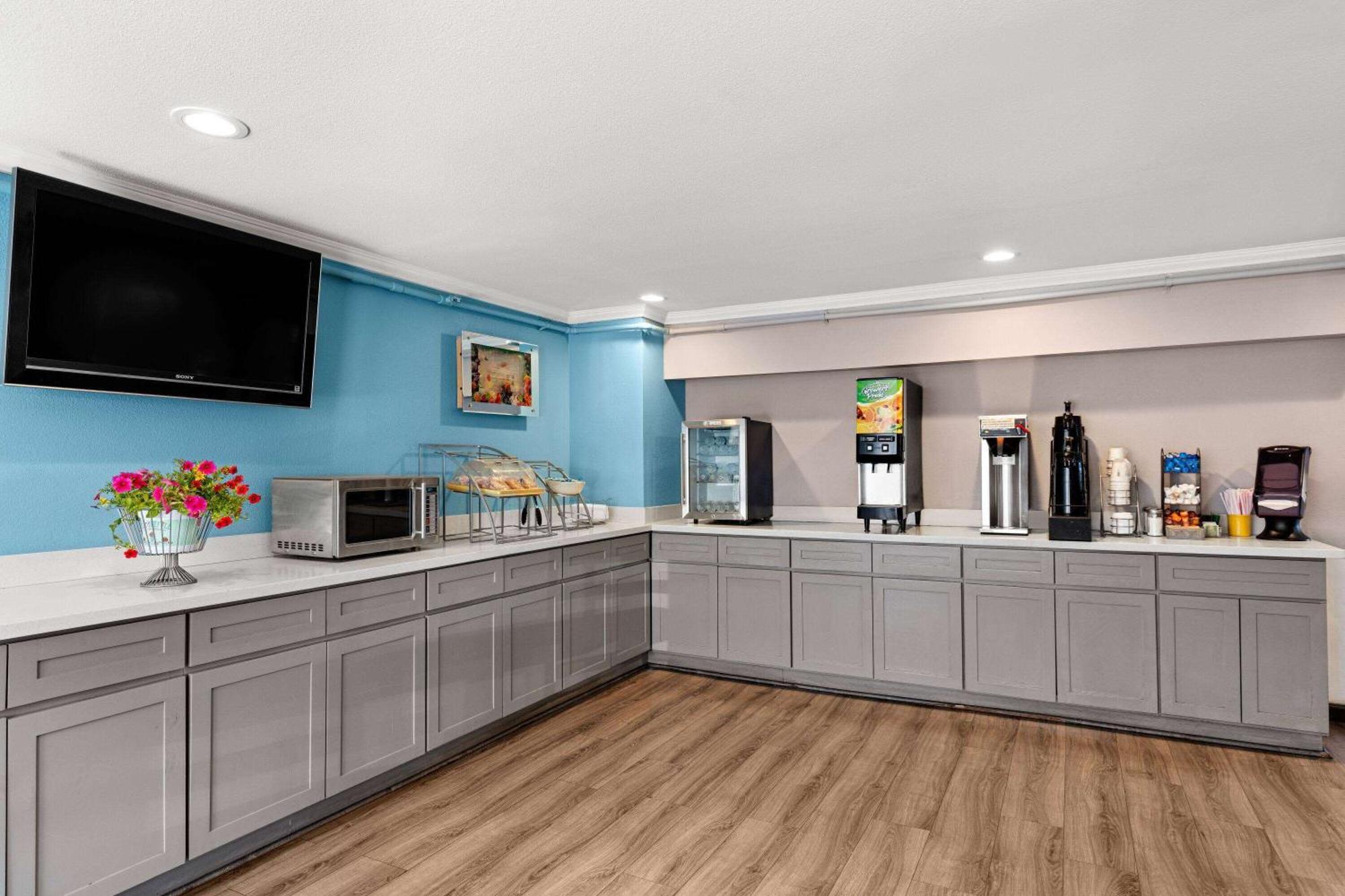 Days Inn By Wyndham Lakewood South Tacoma Екстер'єр фото