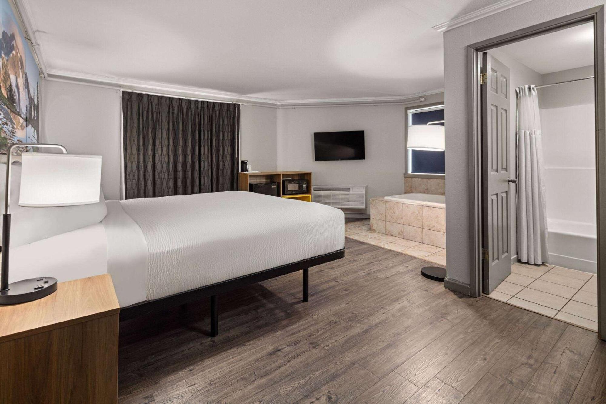 Days Inn By Wyndham Lakewood South Tacoma Екстер'єр фото