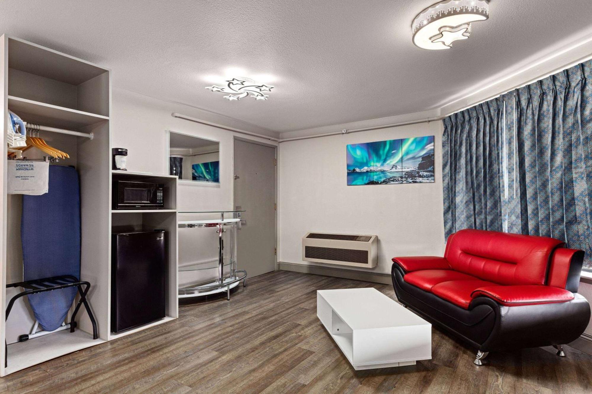 Days Inn By Wyndham Lakewood South Tacoma Екстер'єр фото