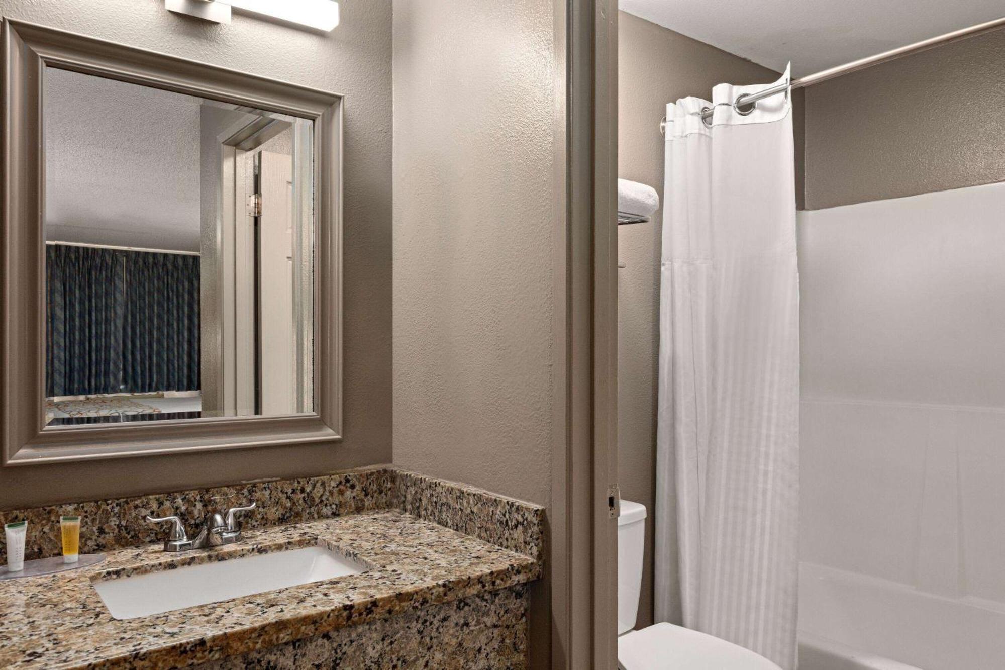 Days Inn By Wyndham Lakewood South Tacoma Екстер'єр фото