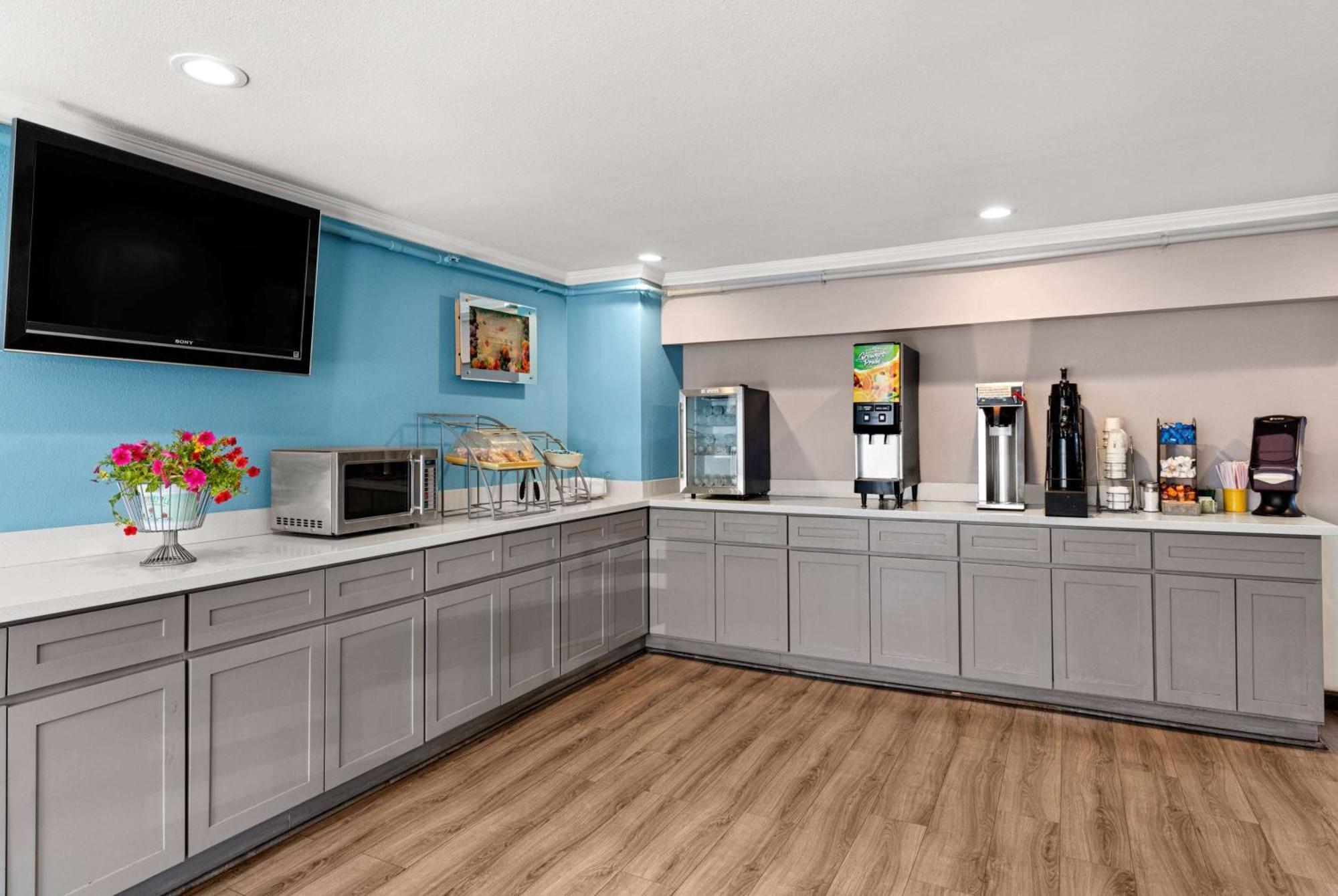 Days Inn By Wyndham Lakewood South Tacoma Екстер'єр фото