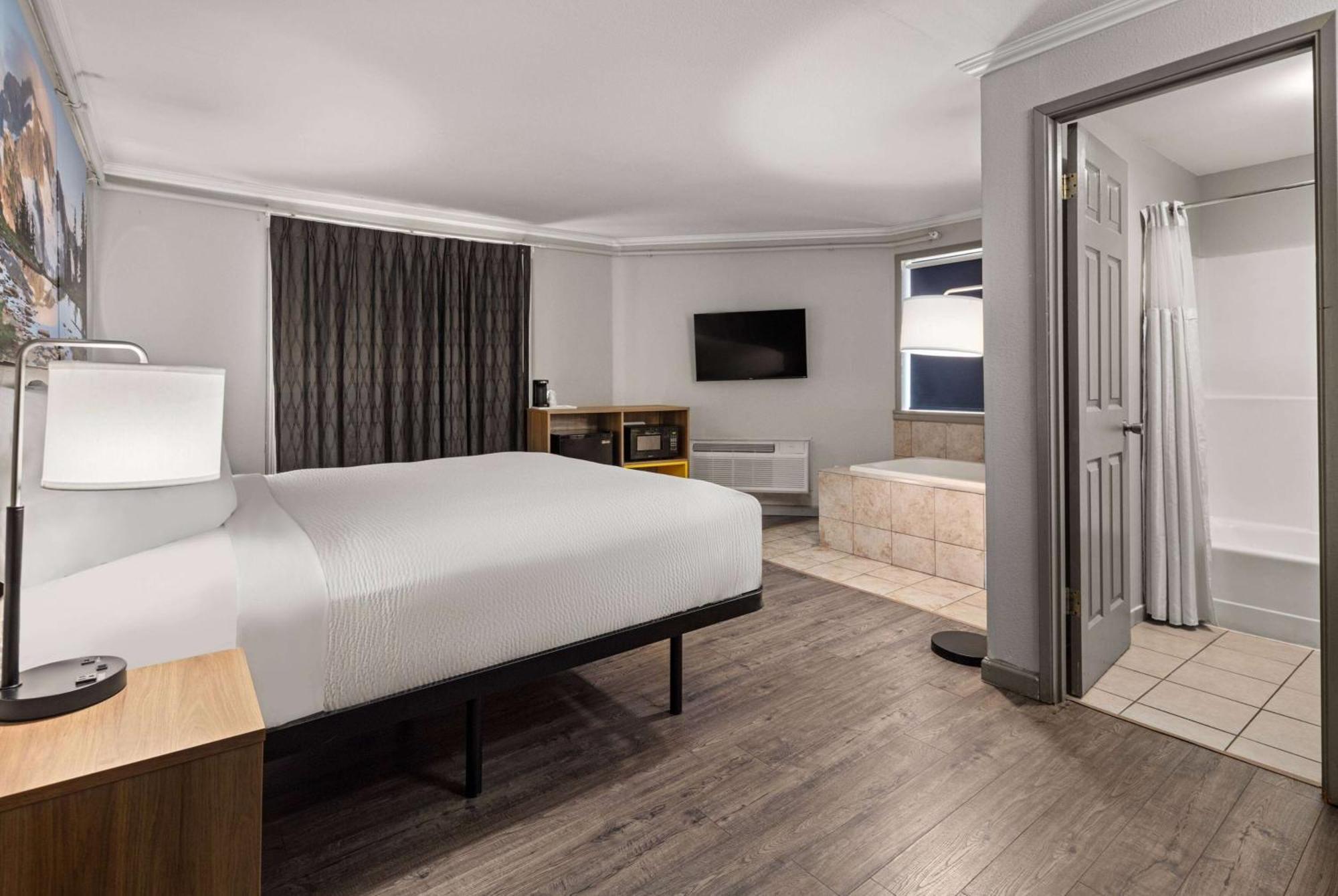 Days Inn By Wyndham Lakewood South Tacoma Екстер'єр фото